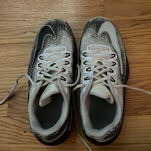 Men’s low top basketball shoes